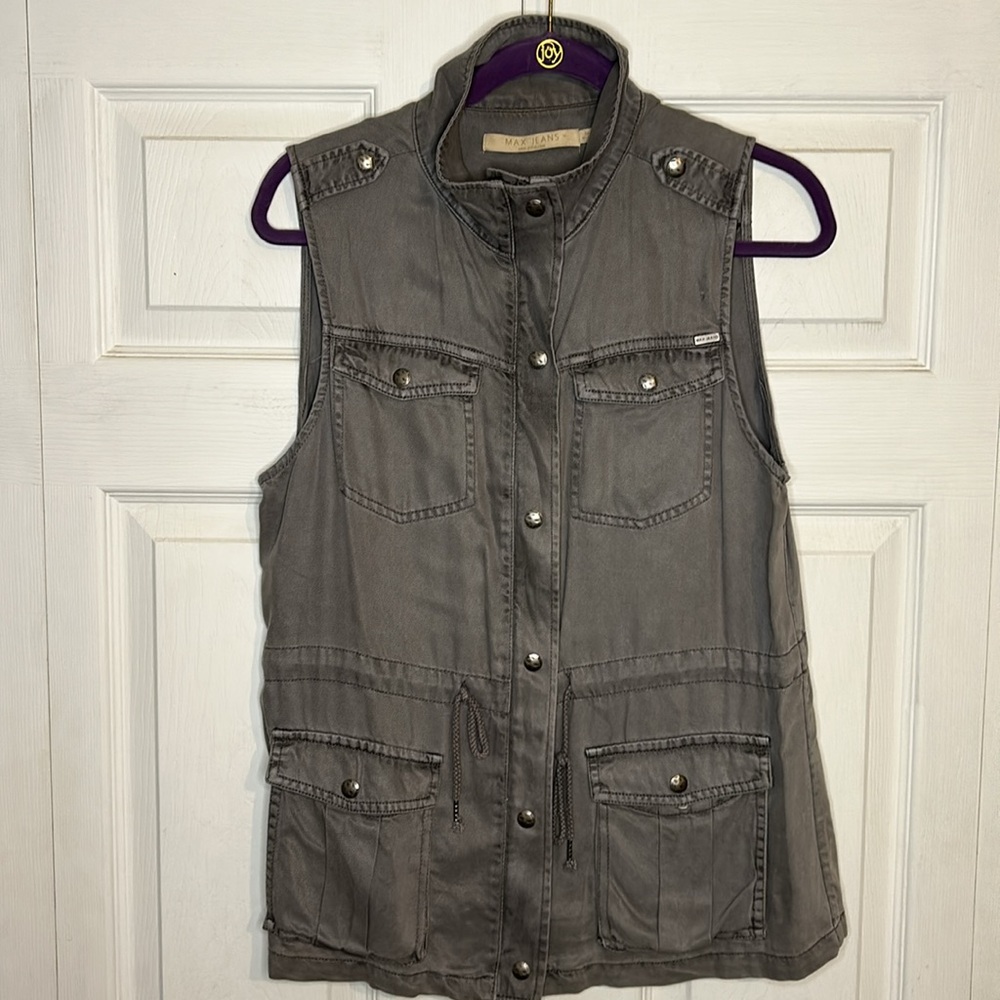 Women’s Vest Size Medium w/ cargo pockets